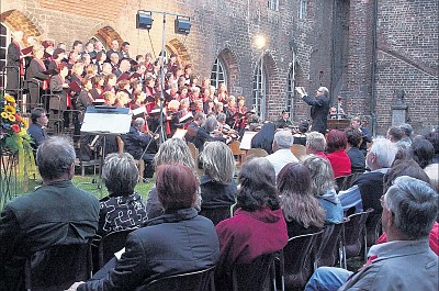 Klostergartenkonzert 2008 (Foto: Lisa Martin) Klostergartenkonzert 2008 (Foto: Lisa Martin)